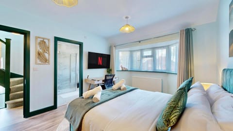 Shower, Toilet, Bed, Bathroom, TV and multimedia, View (from property/room), Photo of the whole room, Bedroom, City view, Street view, furniture, hair dryier, VIP, wardrobe, dryer