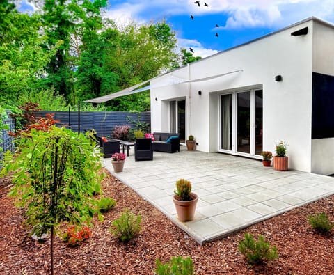 Property building, Patio, Spring, Day, Garden, Garden view