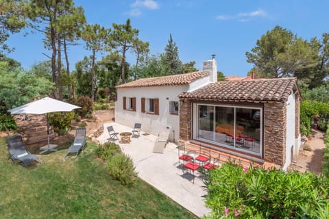 Property building, Patio, Natural landscape, Garden, Dining area, Garden view, sunbed