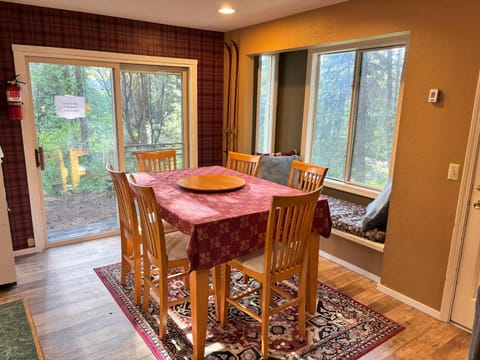 Seating area, Dining area