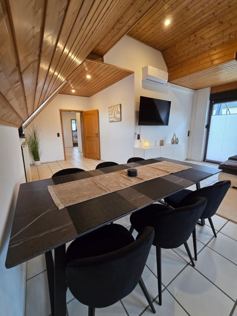 Communal lounge/ TV room, Living room, Seating area, Dining area, Evening entertainment