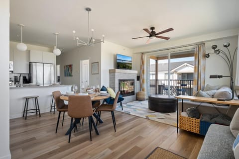 TV and multimedia, Living room, Seating area, Dining area, fireplace
