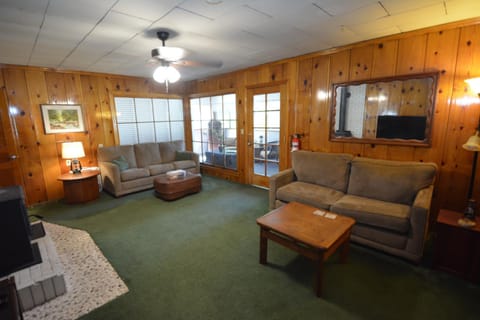 Lakeside Cabin with lake view Cabin in Bass Lake