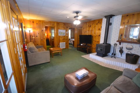 Lakeside Cabin with lake view Cabin in Bass Lake