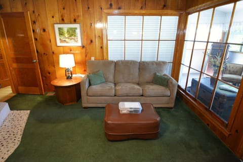 Lakeside Cabin with lake view Cabin in Bass Lake