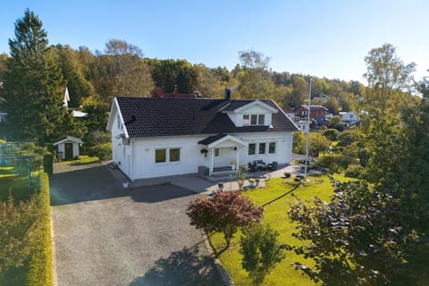 Modern villa near city & nature Villa in Gothenburg