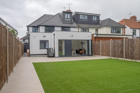 Communal lounge/ TV room, Garden