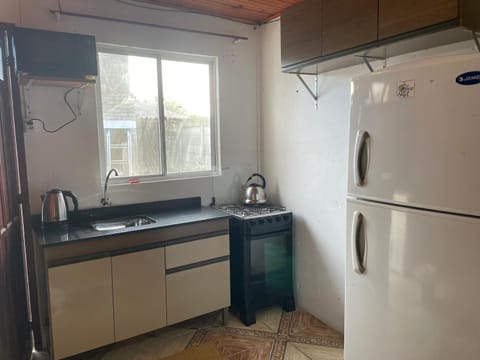 Coffee/tea facilities, Kitchen or kitchenette, oven, stove