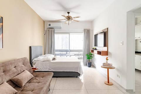 Bed, TV and multimedia, Photo of the whole room, Seating area, Bedroom