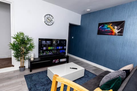 Communal lounge/ TV room, TV and multimedia, Living room, Seating area, Evening entertainment