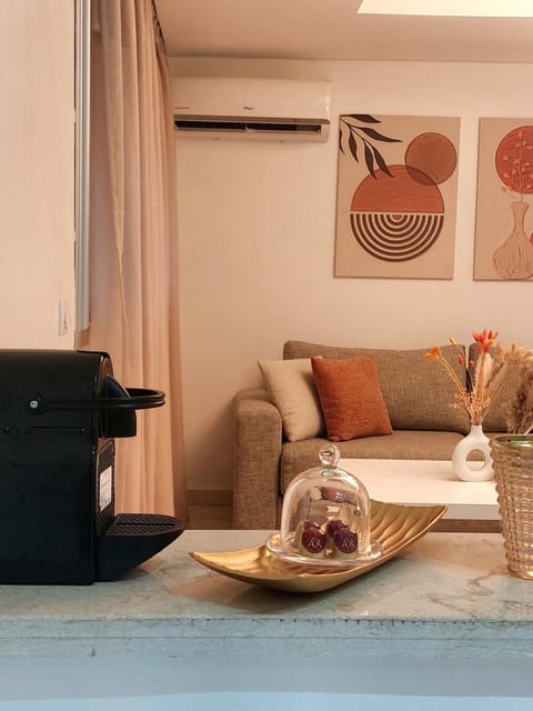 Coffee/tea facilities, Living room, Seating area, air conditioner