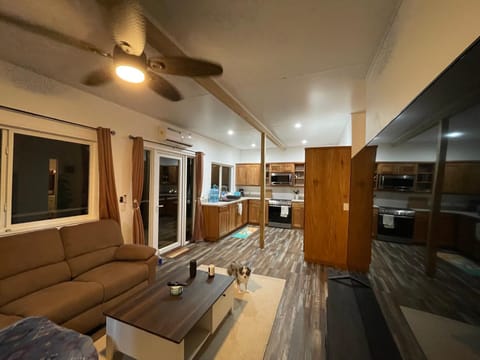 Communal lounge/ TV room, TV and multimedia, Kitchen or kitchenette, Living room, Seating area, Dining area, Evening entertainment, stove