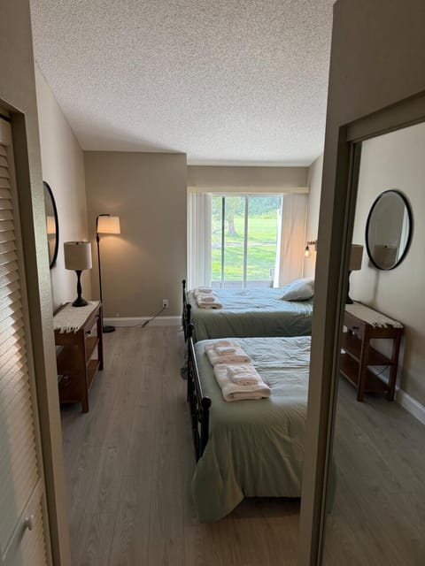 Cozy condo in Northdale Tampa, with golf course views! Snowbirds welcome! Apartment in Tampa