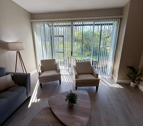 Cozy condo in Northdale Tampa, with golf course views! Snowbirds welcome! Apartment in Tampa