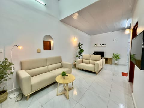 TV and multimedia, Living room, Seating area, air conditioner