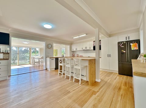 Coffee/tea facilities, Kitchen or kitchenette, dishwasher, microwave, oven