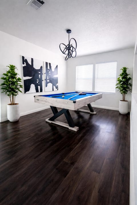 Billiard, Game Room