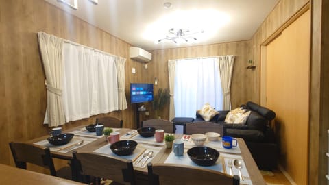 TV and multimedia, Living room, Food and drinks, Dining area, Food, Drinks