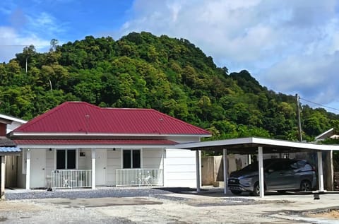 Property building, Day, Natural landscape, Mountain view, Parking