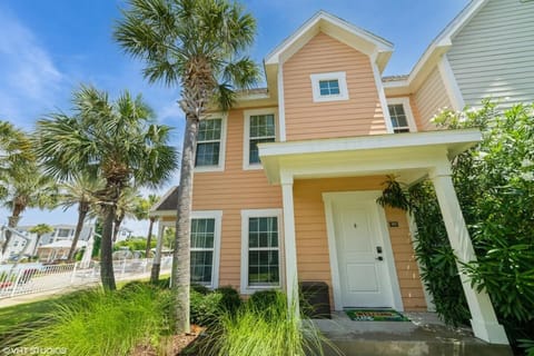 3 Bedroom Luxury Condo with Resort Pool, Game Room, and Gym Apartment in Panama City Beach