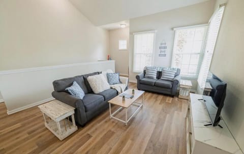 3 Bedroom Luxury Condo with Resort Pool, Game Room, and Gym Apartment in Panama City Beach