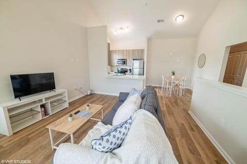 3 Bedroom Luxury Condo with Resort Pool, Game Room, and Gym Apartment in Panama City Beach