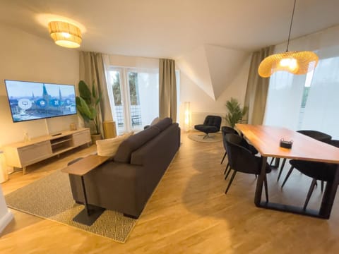 TV and multimedia, Living room, Seating area, Dining area, Evening entertainment