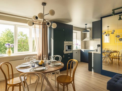 Kitchen or kitchenette, Dining area