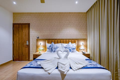 Bed, Photo of the whole room, Bedroom, towels
