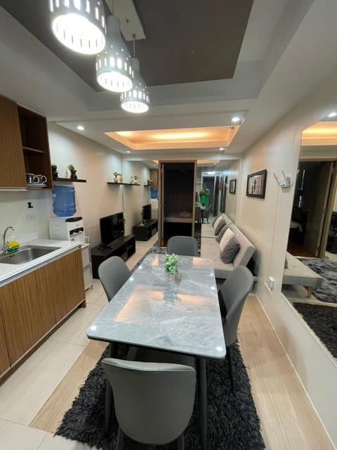 TV and multimedia, Kitchen or kitchenette, Living room, Seating area, Dining area