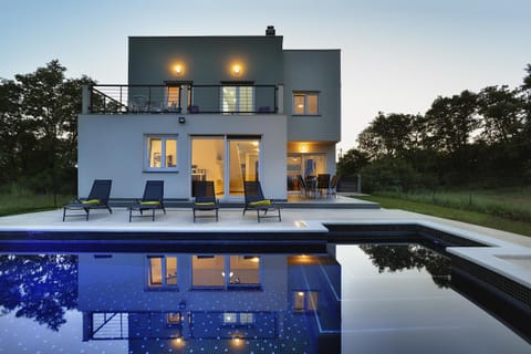 Balcony/Terrace, Swimming pool, Sports