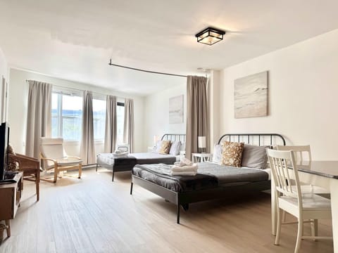 Bed, TV and multimedia, Photo of the whole room, Seating area, Dining area