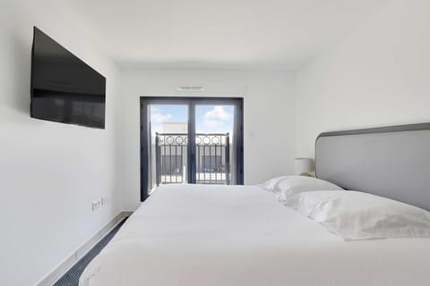 Bed, TV and multimedia, Bedroom