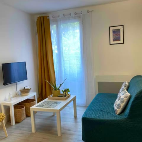 Studio bleu idéalement situé gare cœur de ville accès bus direct futuroscope Apartment in Poitiers