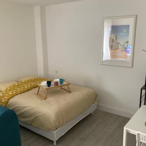 Studio bleu idéalement situé gare cœur de ville accès bus direct futuroscope Apartment in Poitiers