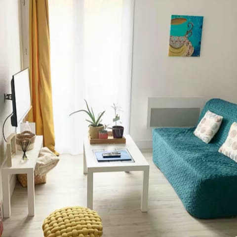 Studio bleu idéalement situé gare cœur de ville accès bus direct futuroscope Apartment in Poitiers