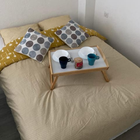 Studio bleu idéalement situé gare cœur de ville accès bus direct futuroscope Apartment in Poitiers