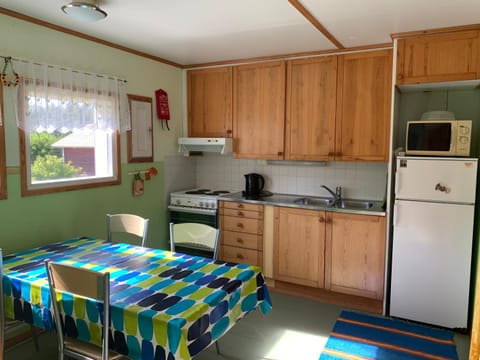Kitchen or kitchenette, Dining area, oven, stove