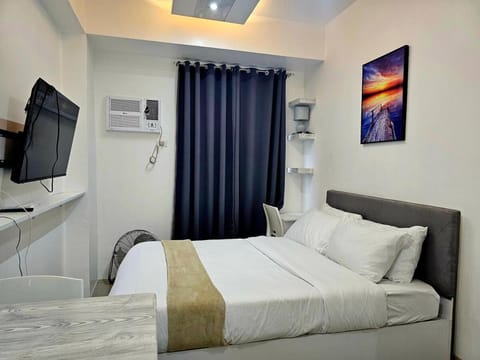 Bed, TV and multimedia, Photo of the whole room, Bedroom