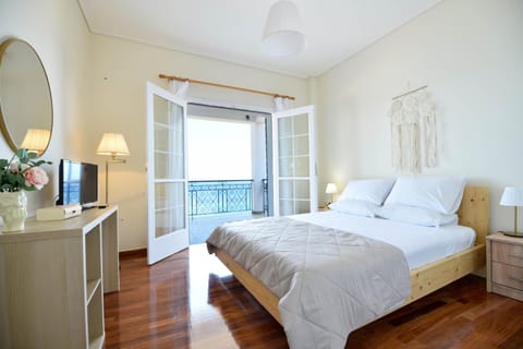 Bed, TV and multimedia, Bedroom, Sea view