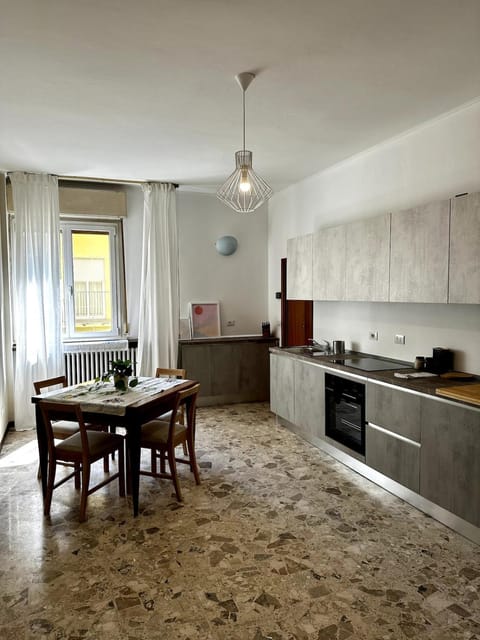 Kitchen or kitchenette, Dining area, stove