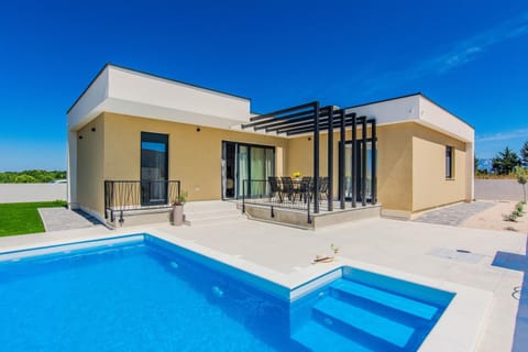 Property building, Patio, Day, Pool view, Swimming pool, sunbed