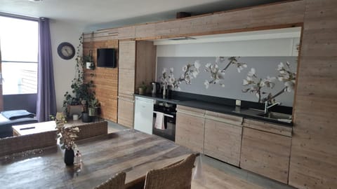 Kitchen or kitchenette, Seating area