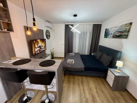 Bed, TV and multimedia, Bedroom