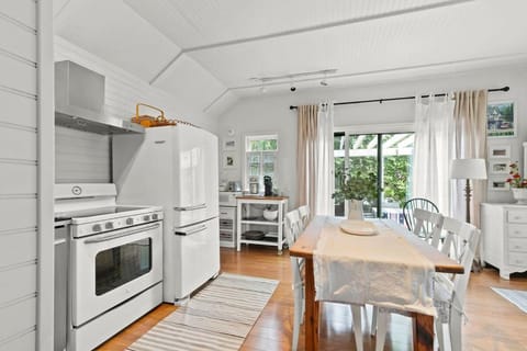 Kitchen or kitchenette, Dining area, dishwasher, oven, stove, toaster