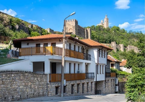 Property building, Facade/entrance, Day, Natural landscape, Landmark view, Mountain view