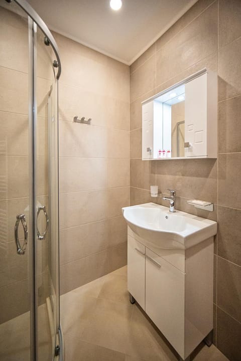 Shower, Toilet, Bathroom, heating, towels