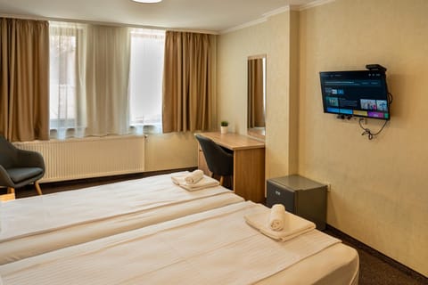 Bed, TV and multimedia, Photo of the whole room, Seating area, Bedroom, heating, internet, minibar, towels, towels, air conditioner