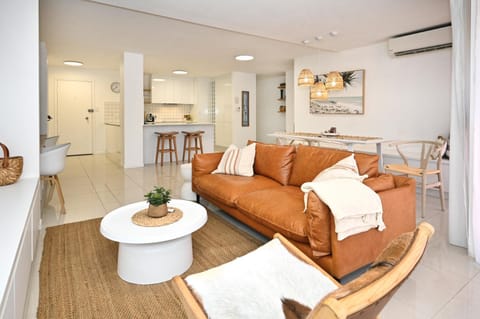 Kitchen or kitchenette, Living room, air conditioner