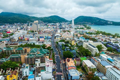 Property building, Nearby landmark, Day, Neighbourhood, Natural landscape, Bird's eye view, City view, Mountain view, Sea view, Street view, Location